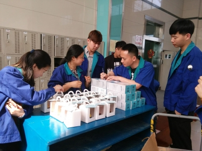 2017年4月27日藍(lán)寶石員工生日贈送蛋糕